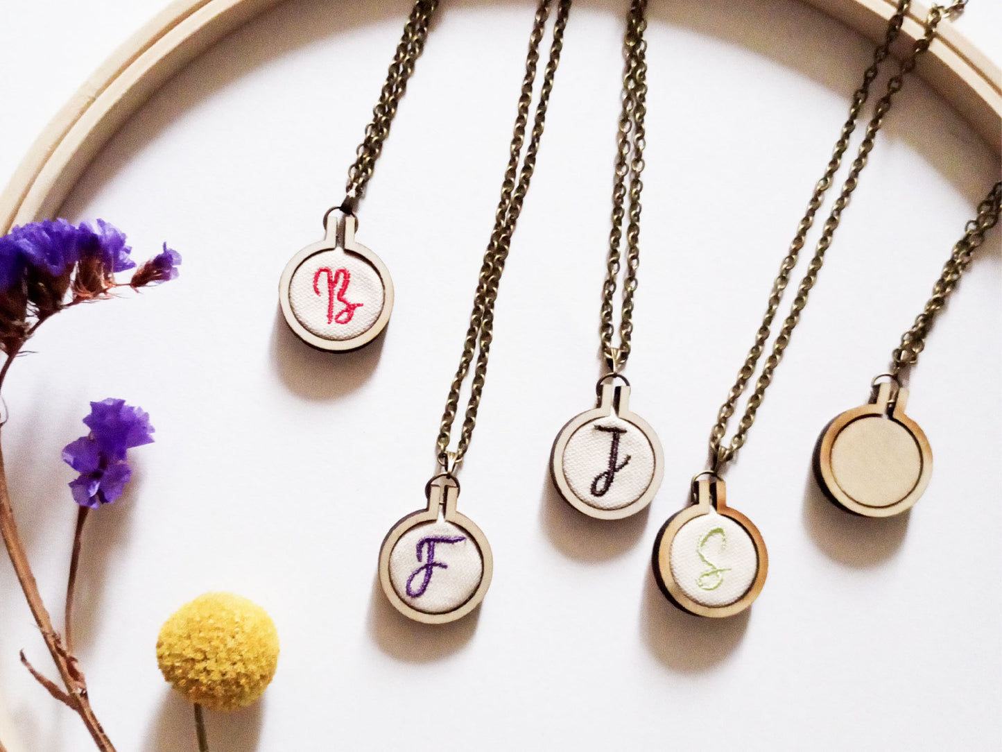 Collane personalizzate con iniziale ricamata, piccoli telai con mini ricamo, idea regalo gioiello