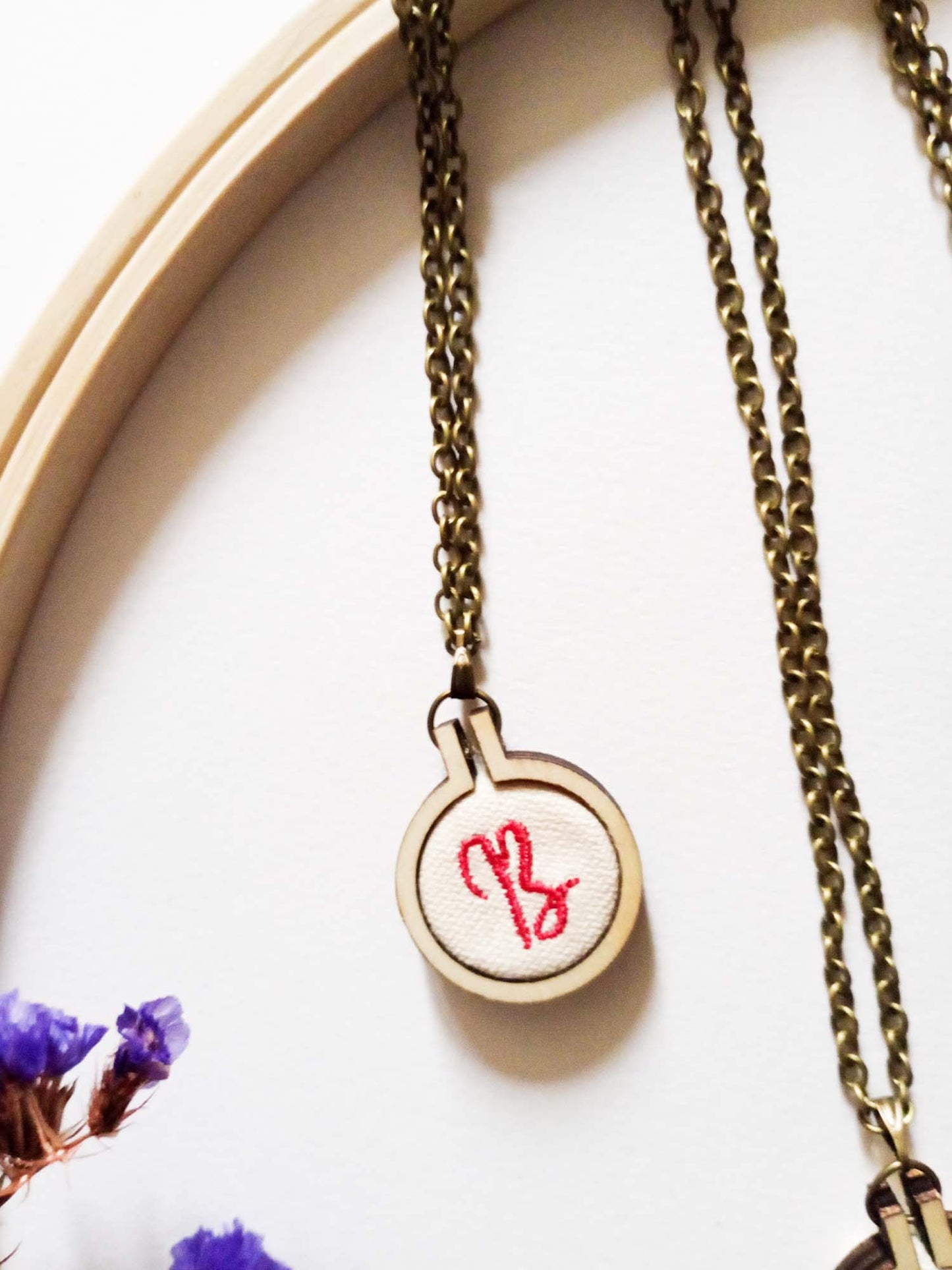 Collane personalizzate con iniziale ricamata, piccoli telai con mini ricamo, idea regalo gioiello