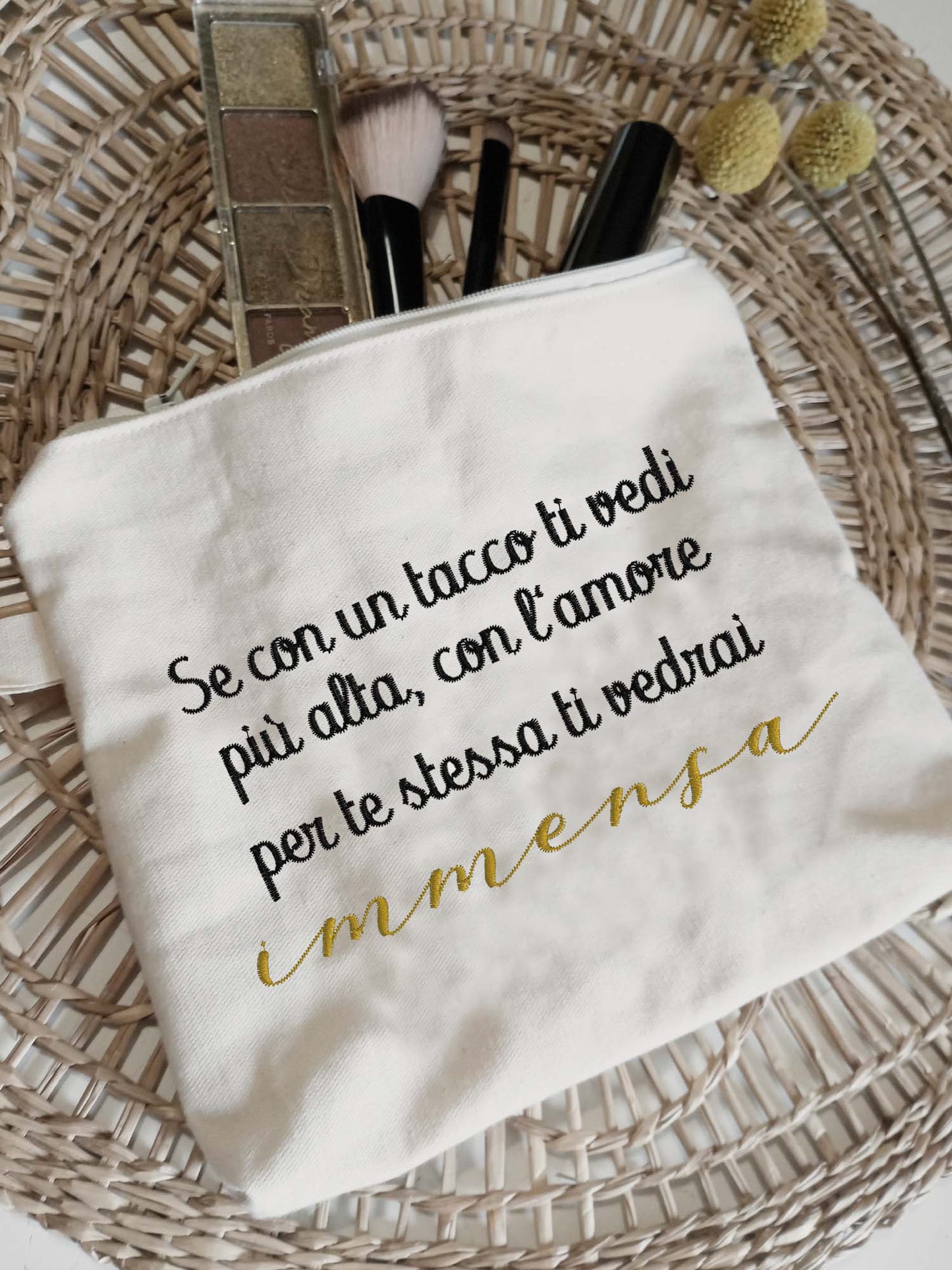 Beauty case, pochette con ricamo di frasi motivazionali