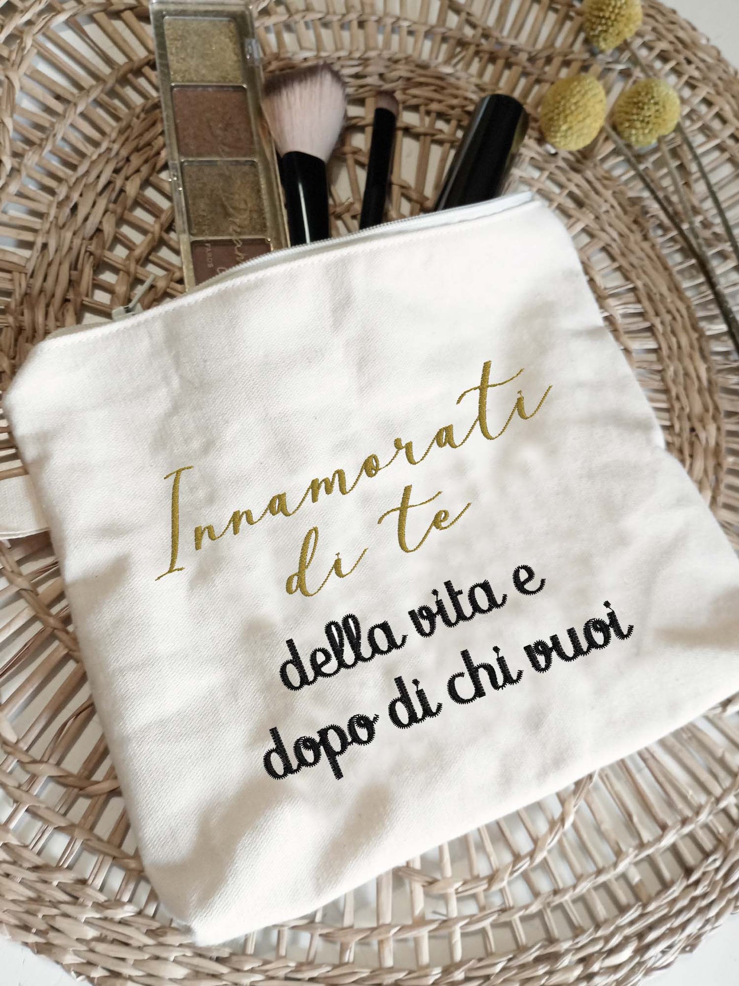 Beauty case, pochette con ricamo di frasi motivazionali