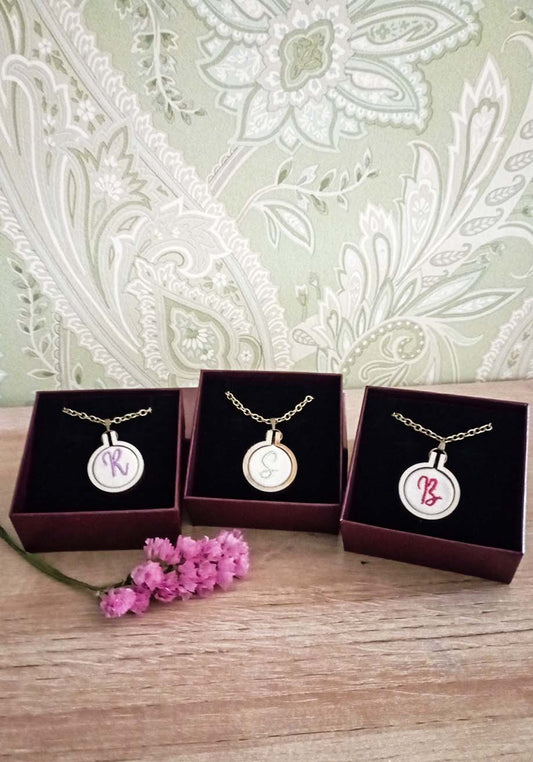 Collane personalizzate con iniziale ricamata, piccoli telai con mini ricamo, idea regalo gioiello